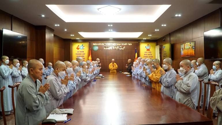 Niệm Phật cầu gia hộ trước buổi họp