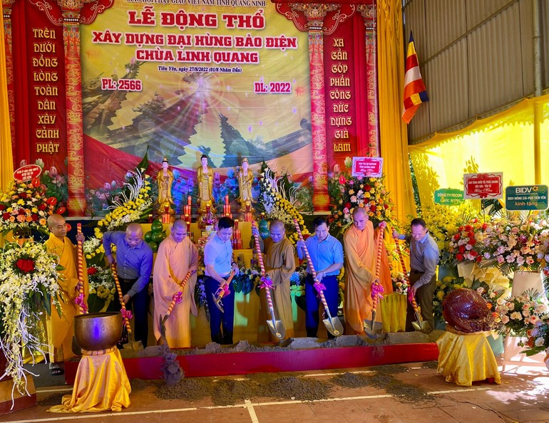 Thực hiện nghi thức động thổ xây dựng điện thờ Phật chùa Linh Quang
