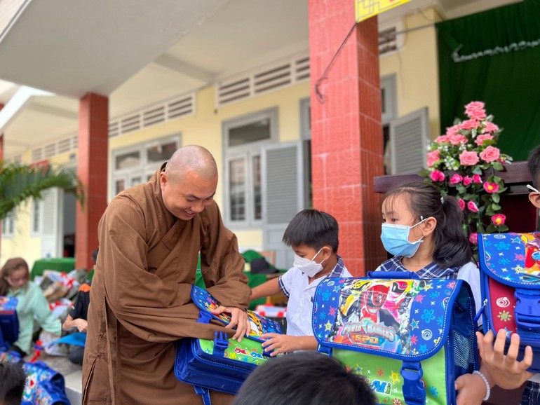 Đại đức Thích Minh Phú, Hội trưởng Hội Từ thiện chùa Tường Nguyên tặng quà cho học sinh
