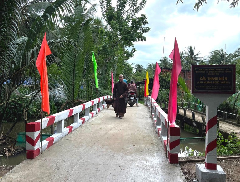Đại đức Thích Thị Nhân, trụ trì chùa Văn Thánh tài trợ kinh phí xây dựng cây cầu cho người dân địa phương - Ảnh: T.N