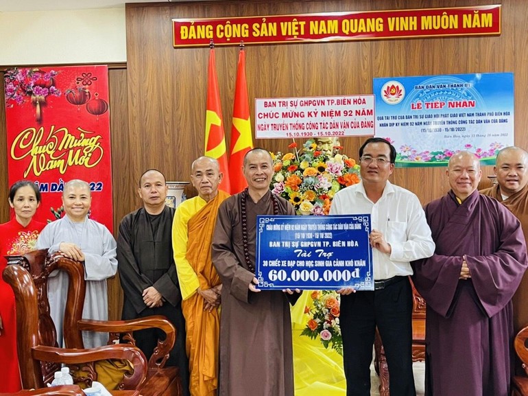 Thượng tọa Thích Minh Trí trao bảng quà tặng tượng trưng đến lãnh đạo Ban Dân vận Thành ủy TP.Biên Hòa 