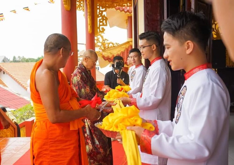 Cắt băng khánh thành chùa Trang Nghiêm