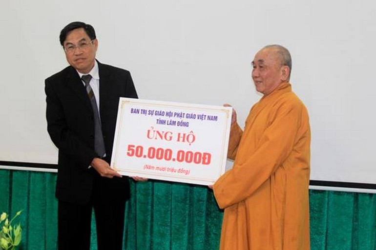  Hòa thượng Thích Thanh Tân trao ủng hộ Quỹ "Vì người nghèo" 