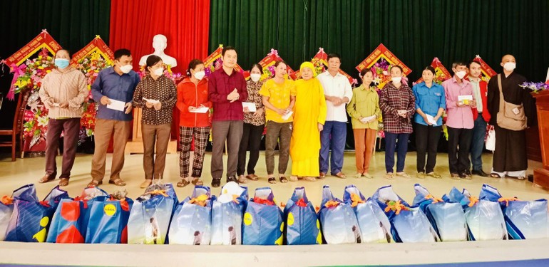 Đồng Nai: Ban Từ thiện - Xã hội Phật giáo tỉnh tặng 1.200 phần quà tại các tỉnh miền Trung