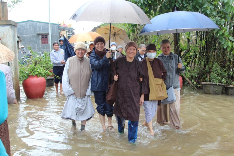 Đoàn Phân ban Ni giới tỉnh Thừa Thiên Huế mang 800 phần quà tặng đến bà con vùng ngập lụt huyện Quảng Điền