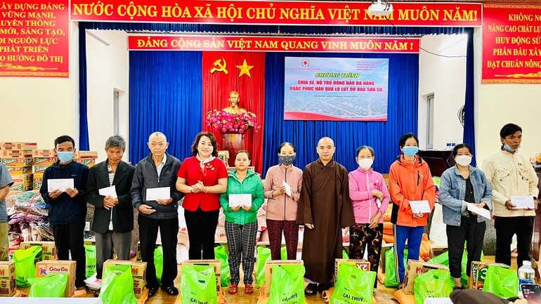 Các tự viện tỉnh Bình Phước kết hợp Hội Chữ thập đỏ tỉnh trao quà tại Đà Nẵng