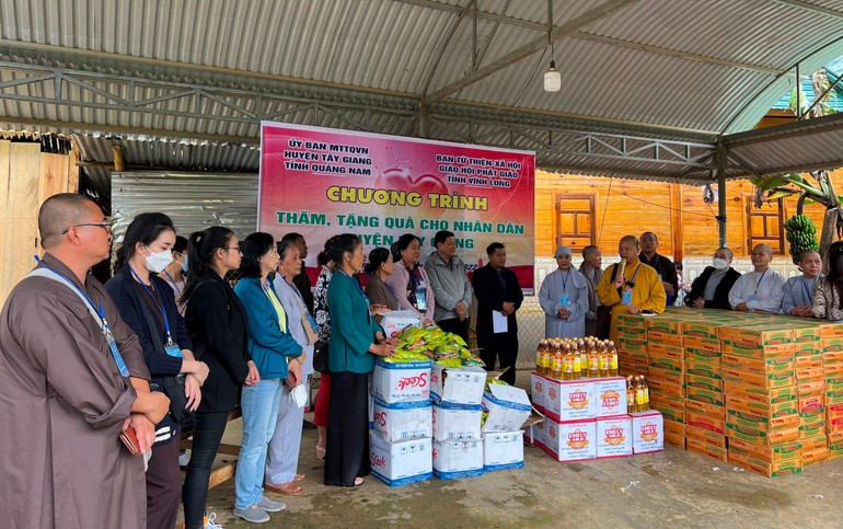 Vĩnh Long: Ban Từ thiện - Xã hội Phật giáo tỉnh trao 500 phần quà ở vùng biên giới Lào
