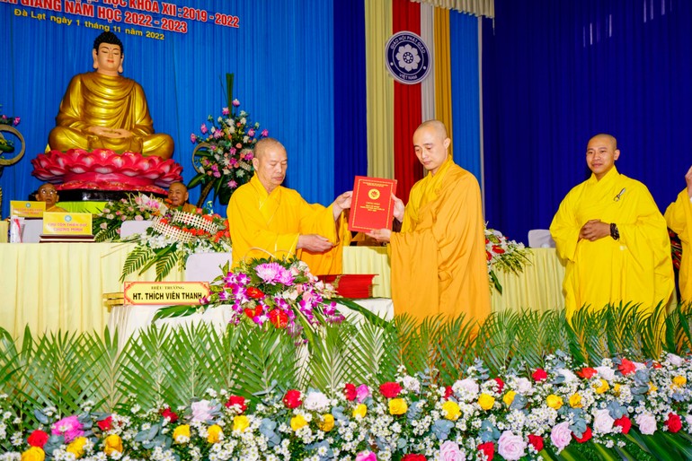 Trao bằng tốt nghiệp cho Tăng Ni sinh Trường Trung cấp Phật học Lâm Đồng