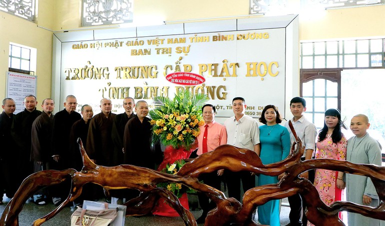 Lãnh đạo Ban Tôn giáo tỉnh Bình Dương tặng hoa chúc mừng Trường Trung cấp Phật học tỉnh
