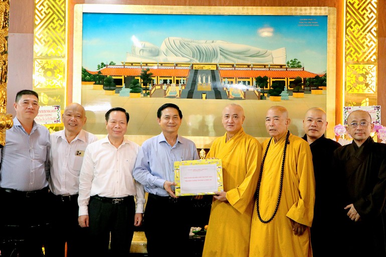 Ông Nguyễn Văn Lộc trao quà chúc mừng đoàn Đại biểu GHPGVN tỉnh tham dự Đại hội Phật giáo toàn quốc 