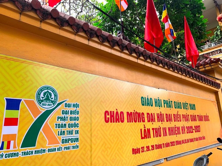 Pano chào mừng Đại hội đại biểu Phật giáo toàn quốc lần thứ IX trước trụ sở Trung ương GHPGVN - chùa Quán Sứ, Hà Nội