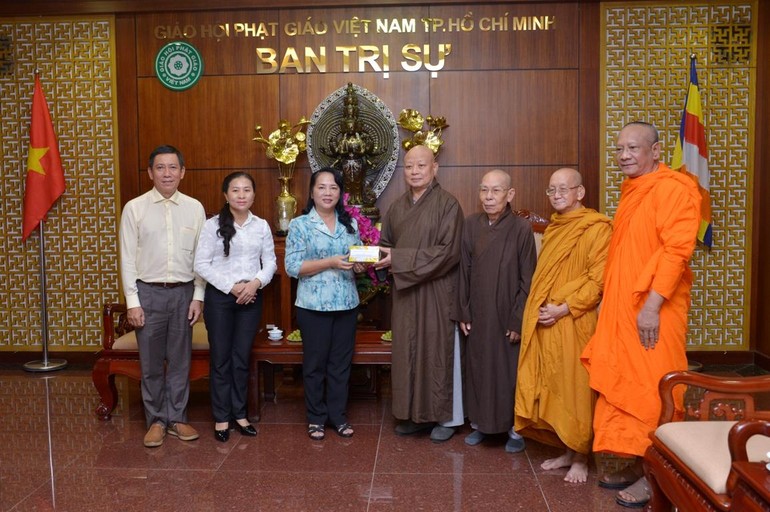 Bà Trần Kim Yến tặng quà đến Hòa thượng Thích Lệ Trang, đại diện đoàn đại biểu tiếp nhận
