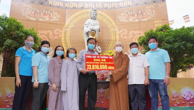 Hòa thượng Thích Tịnh Thành trao số tiền ủng hộ mua vắc-xin đến ông Lê Tấn Quốc, Chủ tịch Ủy ban MTTQVN phường 7 