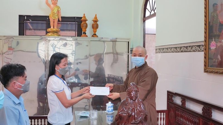 Đại đức Thích Hạnh Hiếu trao tiền ủng hộ mua vắc-xin Covid-19 đến Ủy ban MTTQVN xã Phú Hòa Đông 