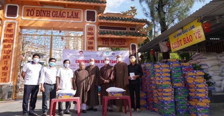 Ban Văn hóa GHPGVN TP.HCM trao các phần quà tại quận Tân Bình