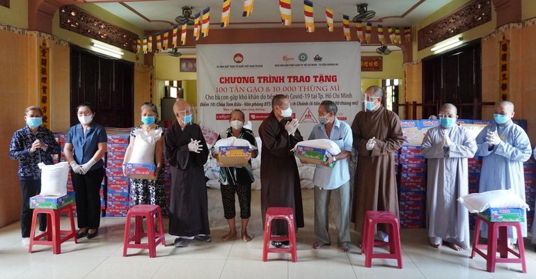 Chư tôn đức Ban văn hóa Phật giáo TP.HCM, Ban Trị sự Phật giáo huyện Bình Chánh trao các phần quà đến người dân tại huyện Bình Chánh