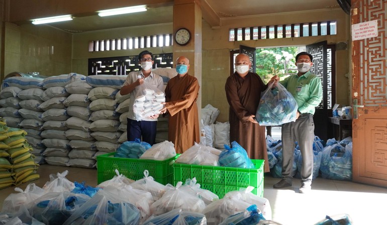 Chư tôn đức chùa Ấn Quang trao 2.000 suất chay và 400 phần quà đến đại diện Ủy ban MTTQVN phường 9, quận 10 