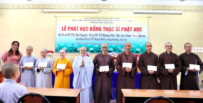 Trao tặng các suất học bổng đến học viên thạc sĩ khóa V - Học viện Phật giáo Việt Nam tại TP.HCM