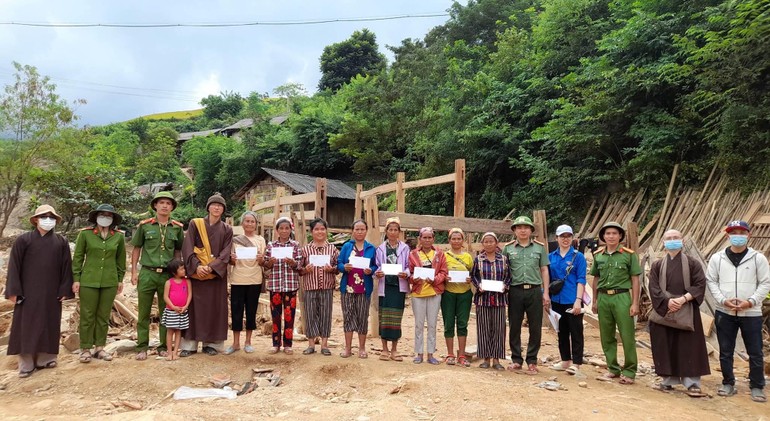 Đoàn từ thiện chùa Bửu Đà (quận 10) trao tặng tiền mặt và quà đến các gia đình nhà bị sập do lũ quét