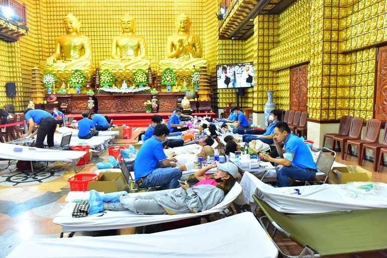 Tăng Ni và Phật tử về chùa Giác Ngộ (quận 10, TP.HCM) hiến máu nhân đạo cứu người