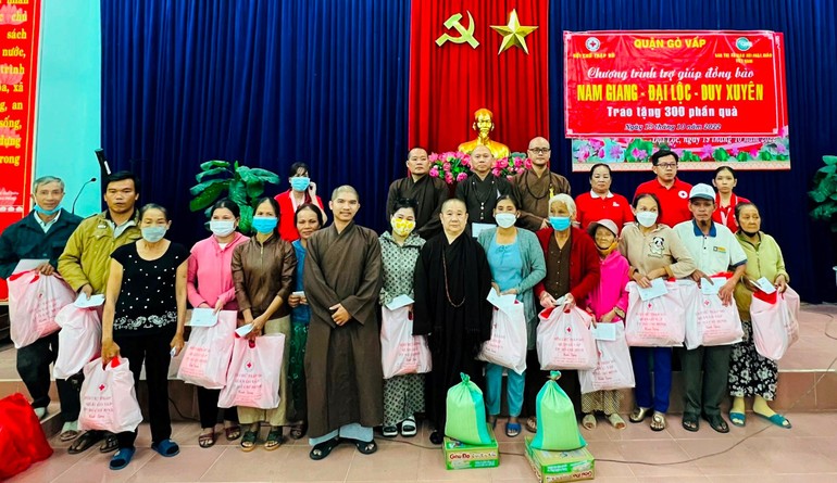 Chư Tăng Ni tặng quà cứu trợ đồng bào tại Nghệ An, Quảng Nam