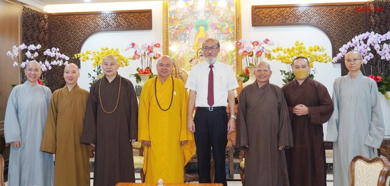 Hiệu trưởng Trường Đại học Hoa Phạm (Đài Loan) thăm chùa Vĩnh Nghiêm