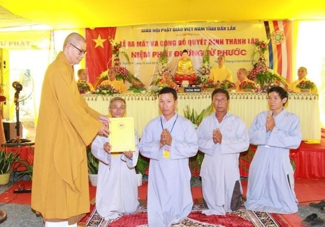 Hòa thượng Thích Châu Quang trao quyết định đến Ban Hộ tự niệm Phật đường Từ Phước