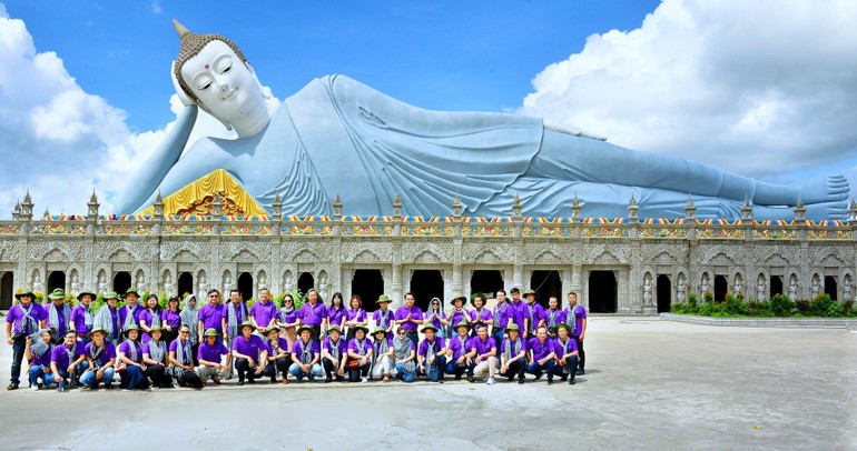 Đoàn ghé tham quan tìm hiểu kiến trúc chùa Som Rong - chùa Khmer ở tỉnh Sóc Trăng - Ảnh: Trần Thế Phong