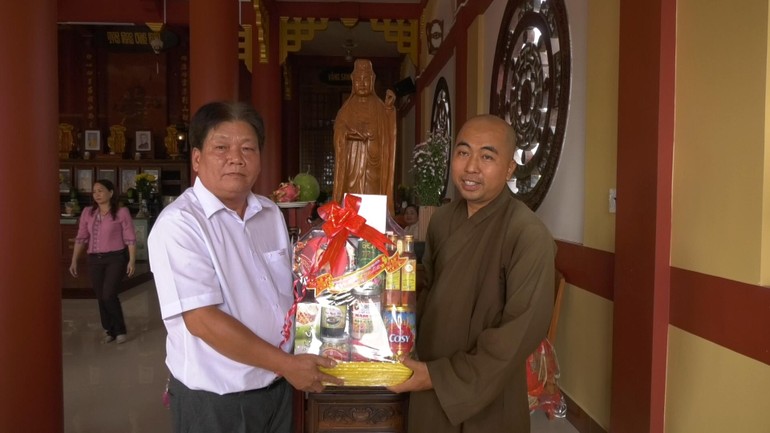 Ông Trương Văn Sơn, Phó Bí thư Thường trực huyện Tam Nông tặng quà tết tới chùa Phật Quang