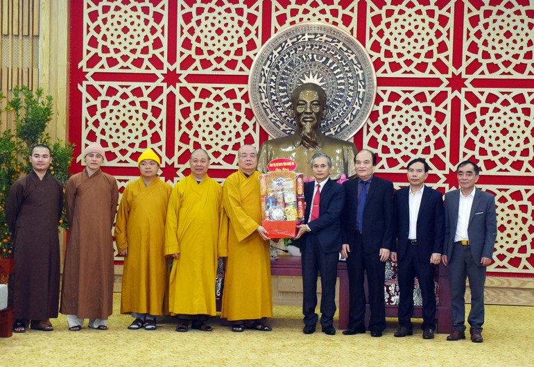 Hòa thượng Thích Thanh Nhiễu và chư tôn đức Tăng trong Ban Trị sự GHPGVN tỉnh Nghệ An tặng quà tết tại UBND tỉnh