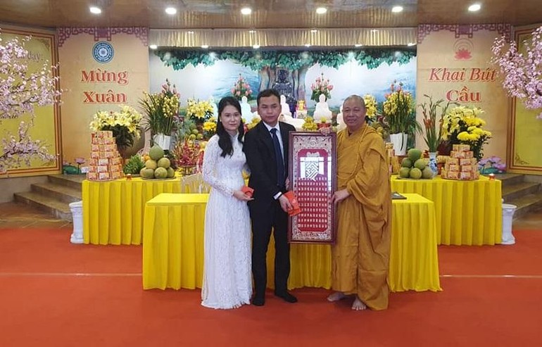 Thượng tọa Thích Thọ Lạc tặng quà lưu niệm, chúc phúc tới hai Phật tử