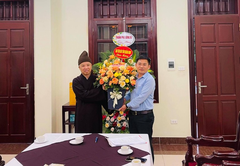 Ông Nguyễn Đăng Kiên, Trưởng ban Tôn giáo tỉnh tặng hoa chúc mừng tới Hòa thượng Thích Thanh Quyết 
