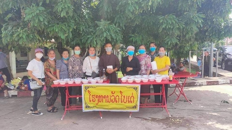 Một buổi tặng cháo tại Bệnh viện tỉnh Khammuane, Lào