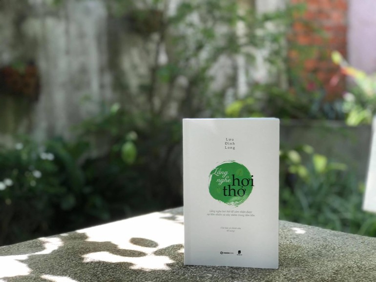 Bìa sách “Lắng nghe hơi thở” vừa được NXB Dân Trí và SaigonBooks ấn hành tháng 5-2021