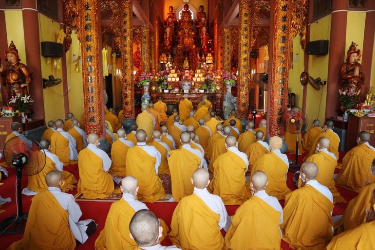Chư Tăng Ni làm lễ tác pháp an cư tại chùa Thánh Long