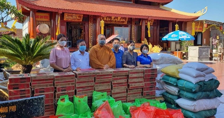 Chùa Non Nước (Yên Thành) tiếp nhận 100 phần quà để trao đến người dân xã Khánh Thành vào ngày 12-7