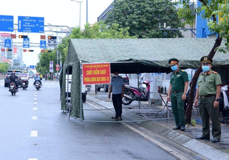 Chốt kiểm soát phòng chống dịch Covid-19 ở quận Phú Nhuận - Ảnh: Bảo Toàn/ Báo Giác Ngộ