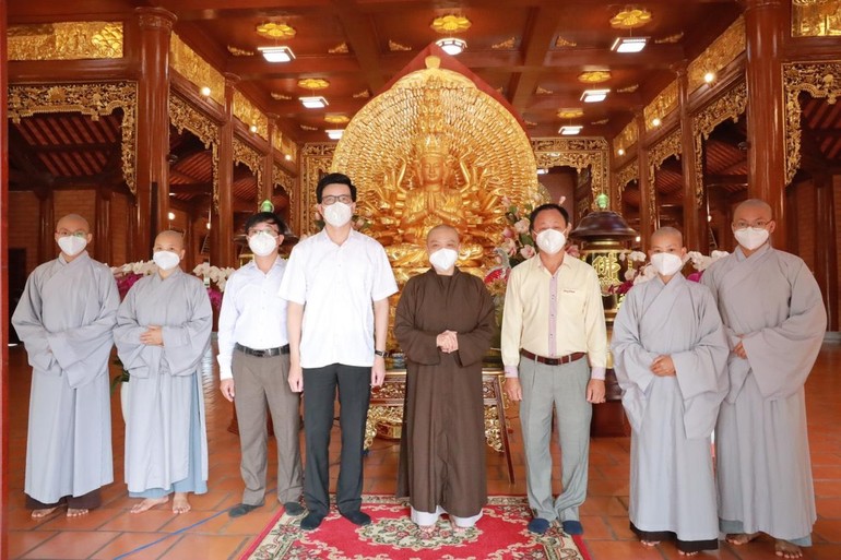 Đoàn Ban Tôn giáo Chính phủ chụp ảnh lưu niệm cùng chư Ni chùa Thiên Quang
