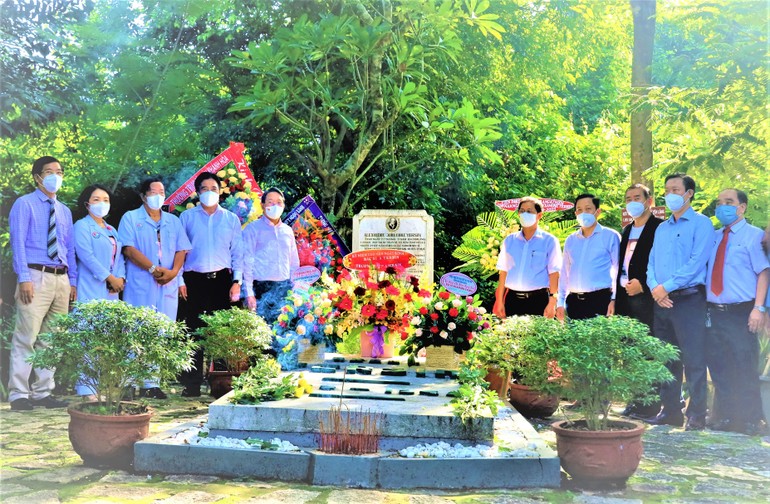 Lãnh đạo Tỉnh ủy, UBND tỉnh Khánh Hòa dâng hương hoa tại khu mộ bác sĩ Alexandre Yersin