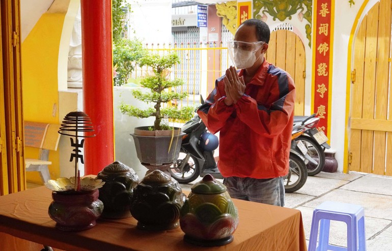 Người thân gia đình gửi tro cốt thờ tạm tại chùa Long Hoa