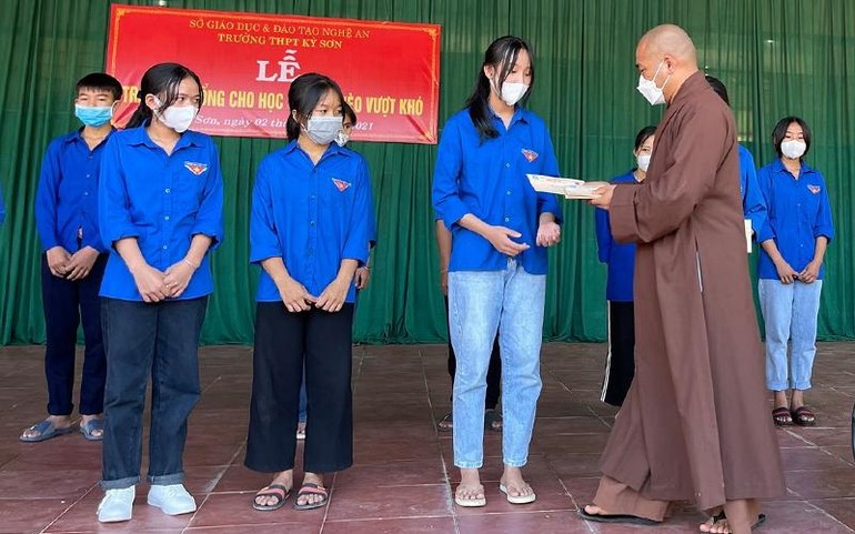 Đại đức Thích Minh Thanh trao học bổng Sen vàng tới học sinh nghèo hiếu học 