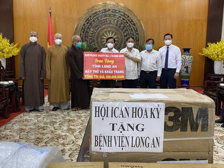 Đoàn Ban Trị sự Phật giáo tỉnh Long An trao tặng máy trợ thở đến đại diện chính quyền tỉnh