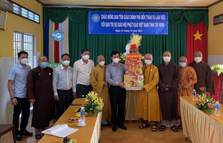 Đoàn công tác Ban Tôn giáo Chính phủ tặng quà đến Ban Trị sự Phật giáo tỉnh Tây Ninh nhân chuyến viếng thăm và làm việc