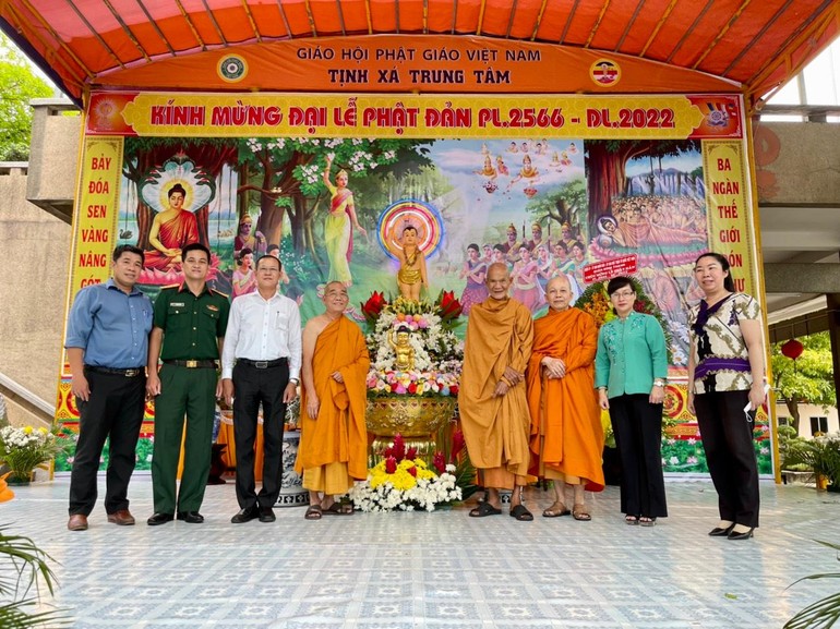 Lãnh đạo quận Bình Thạnh (TP.HCM) chúc mừng lễ Phật đản tại tịnh xá Trung Tâm