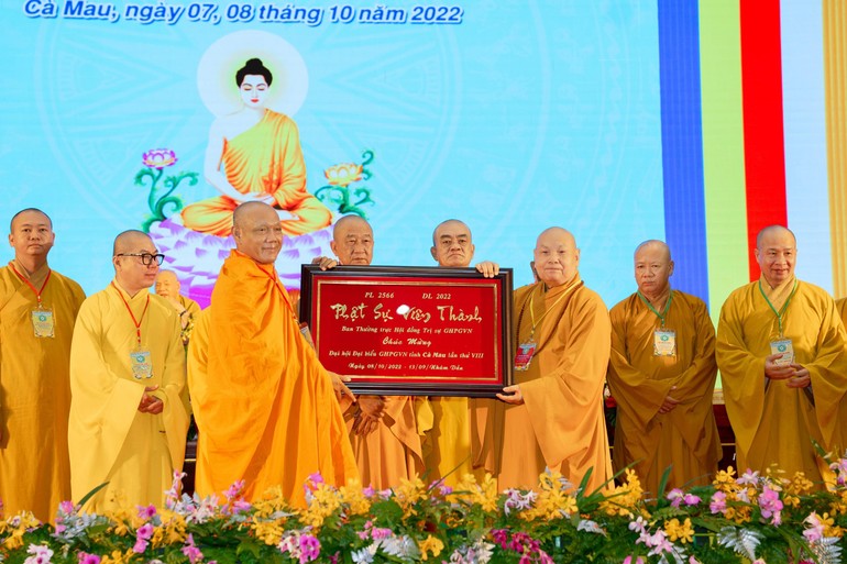 Hòa thượng Thích Thiện Nhơn tặng quà chúc mừng tân Ban Trị sự GHPGVN tỉnh Cà Mau, nhiệm kỳ 2022-2027