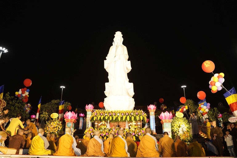 Tôn tượng Quán Thế Âm Bồ-tát lộ thiên tại chùa Bầu, cao 7m bằng đá cẩm thạch