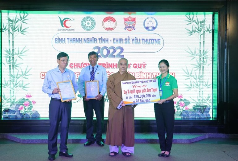 Thượng tọa Thích Tâm Chơn trao bảng tượng trưng số tiền, gạo ủng hộ đến Ủy ban MTTQVN quận Bình Thạnh