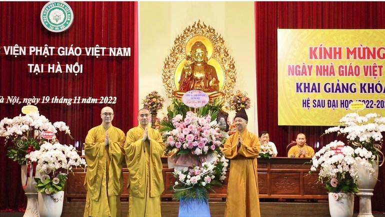Đại diện Tăng Ni sinh trao tặng lẵng hoa chúc mừng Ngày Nhà giáo Việt Nam