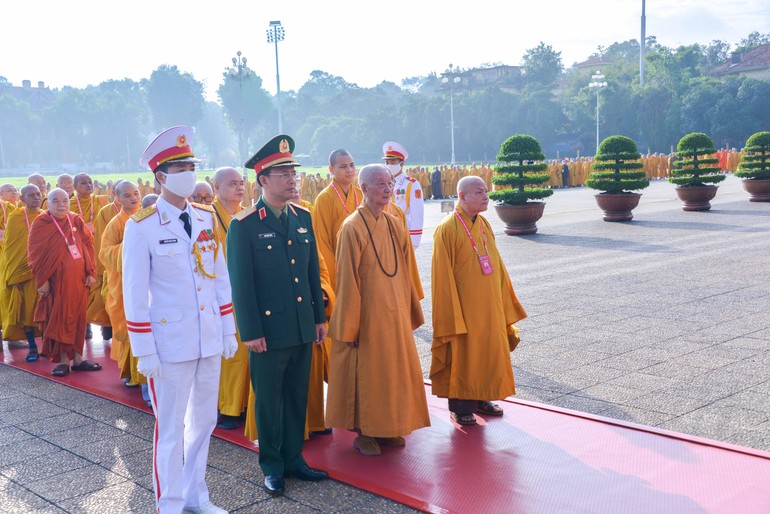 Đoàn đại biểu tham dự Đại hội Phật giáo toàn quốc lần thứ IX viếng lăng Chủ tịch Hồ Chí Minh