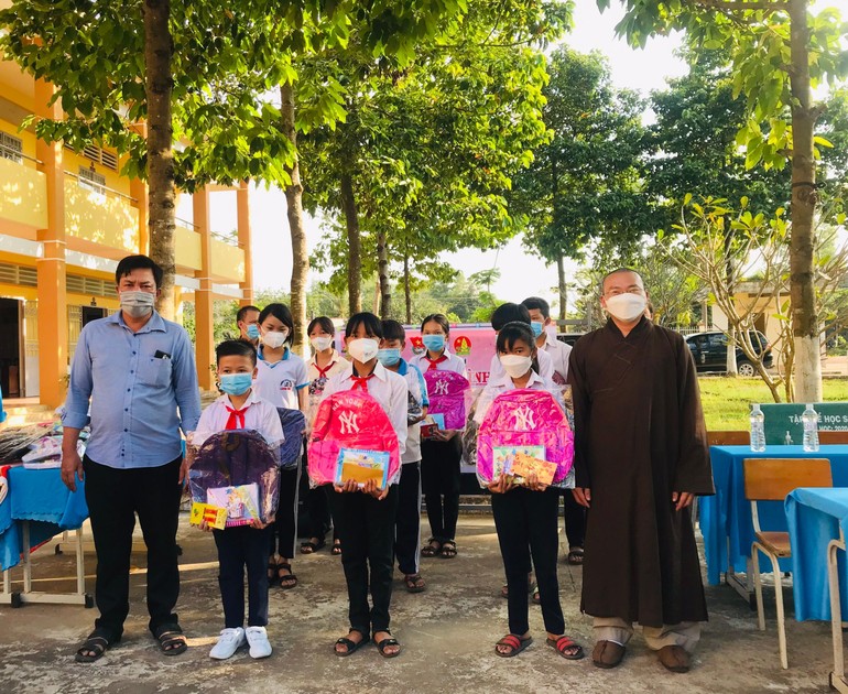 Đại đức Thích Đồng Lợi, trụ trì chùa Khánh An trao quà Tết cho các em học sinh vượt khó học tốt